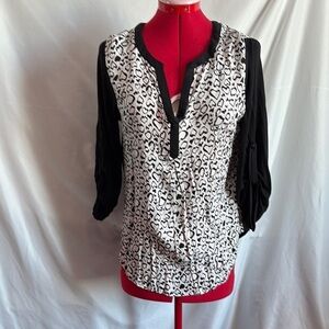 SM233 DR2 Black and White Graphic Blouse with Mandarin Collar